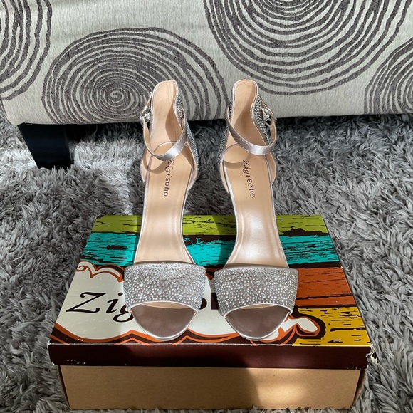 Zigi Soho Size:9 Color: Sliver Condition: Slightly Worn - Picture 3 of 3